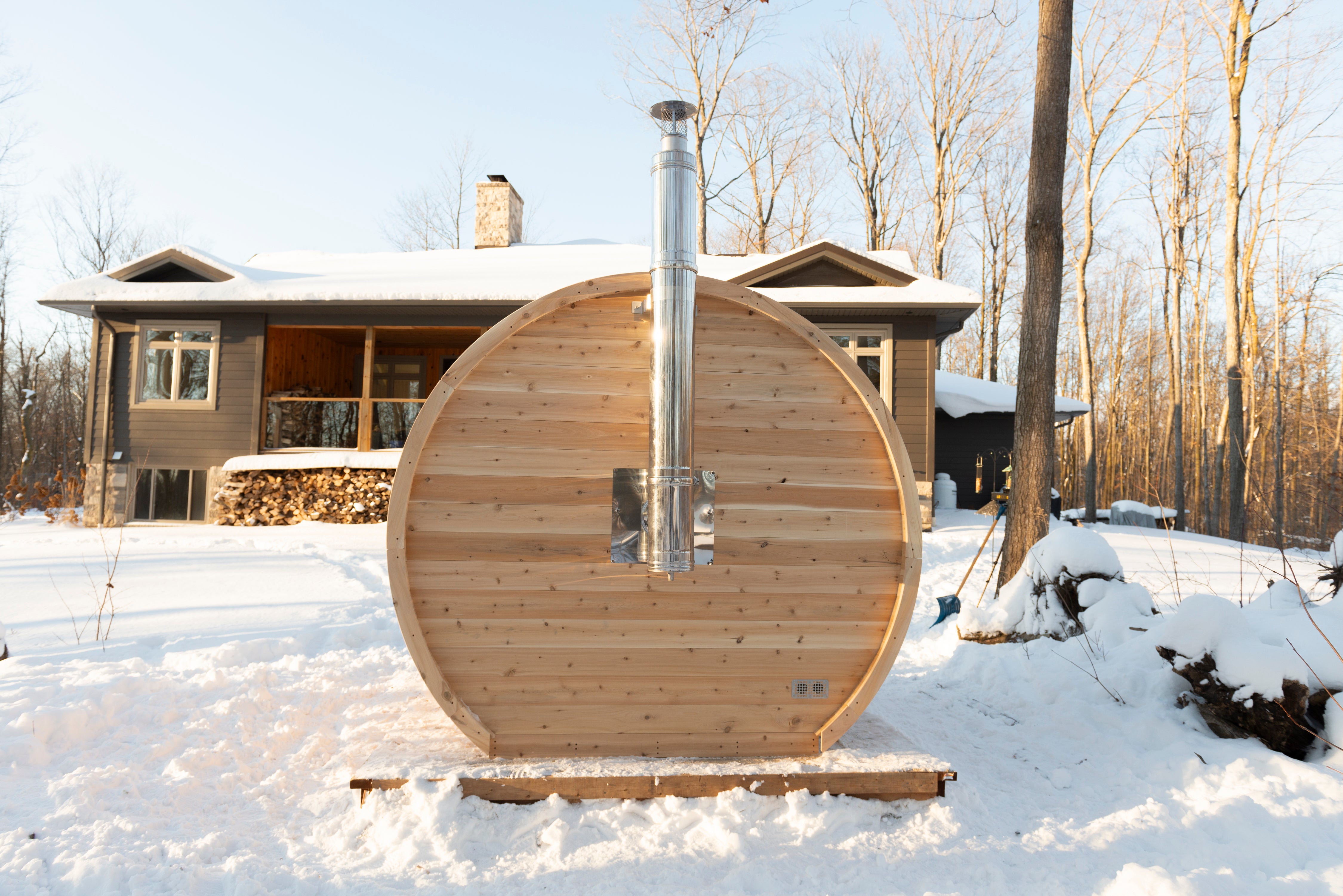 LeisureCraft Elation 4-Person Traditional Barrel Sauna